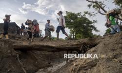 In Picture: Distribusi Bantuan Makanan untuk Korban Banjir Donggala