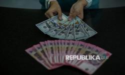 Karyawan memperlihatkan uang dolar Amerika Serikat (AS) di Kantor Valuta Inti Prima, Jakarta, Jumat (5/6/2026). Pada perdagangan Jumat (5/6/2026), rupiah dibuka melemah 0,08 persen ke level Rp 18.064 per dolar AS. Pada sekitar pukul 12.55 WIB, mata uang Garuda terpantau bergerak fluktuatif di posisi Rp 18.035 per dolar AS. Namun pada penutupan perdagangan hari ini terjadi perubahan. Nilai tukar (kurs) rupiah menguat 13 poin atau 0,07 persen. Posisi rupiah naik menjadi Rp18.036 per dolar AS dibanding kurs pada penutupan sebelumnya Rp18.049 per dolar AS.