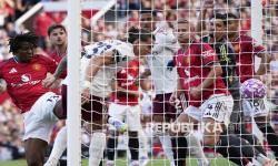 In Picture: Gol Sundulan Calafiori Buat MU Telan Kekalahan Pertama di Kandang