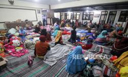 Pengungsi Gunung Semeru Tinggalkan Pengungsian untuk Cek Rumah