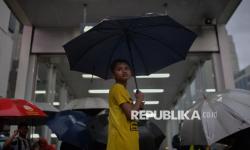 In Picture: Mengais Rezeki di Tengah Hujan Deras Jakarta