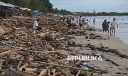 In Picture: Pantai Kuta Dipenuhi Sampah Kiriman