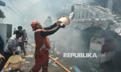 In Picture: Si Jago Merah Mengamuk di Permukiman Padat Taman Sari Jakbar