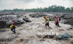 In Picture: Banjir Lahar Hujan Semeru, 474 Warga Lumajang Terisolasi