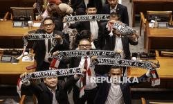 In Picture: Aksi Solidaritas untuk Gaza Menggema di Rapat Paripurna DPR