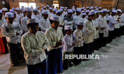 In Picture: Shalat Ghaib dan Doa Bersama untuk Santri Korban Mushala Ponpes Al Khoziny