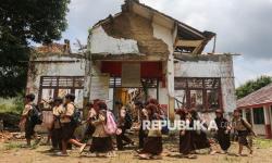 Sejumlah murid berjalan di depan ruang perpustakaan sekolah yang sebagian bagunannya telah ambruk di SD Negeri Cimanis 4, Kabupaten Pandeglang, Banten, Sabtu (15/11/2025).