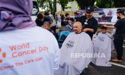 In Picture: Aksi Cukur Rambut Warnai Peringatan Hari Kanker Sedunia