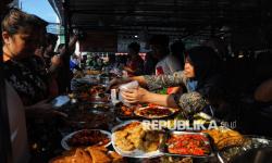 In Picture: Berburu Makanan untuk Berbuka Puasa di Pasar Takjil Benhil