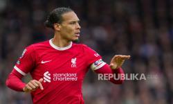 Van Dijk Tengah Bahas Kontrak Baru dengan Liverpool