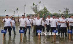 In Picture: Telkom Tanam 10 Ribu Pohon Mangrove di Pantai Istambul Glagah Wangi