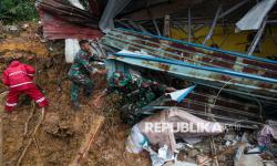 In Picture: Bencana Longsor Landa Permukiman Warga di Batam, Empat Orang Meninggal Dunia