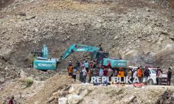 In Picture: Evakuasi Korban Longsor Galian C Gunung Kuda Cirebon