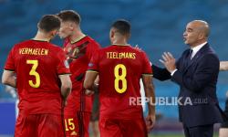 Manajer Belgia Roberto Martinez berbicara dengan para pemain selama pertandingan babak 16 besar Piala Eropa 2020 antara Belgia dan Portugal di stadion La Cartuja di Seville, Spanyol, Minggu, 27 Juni 2021. 
