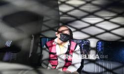 In Picture: Kenakan Rompi Tahanan, Dirut Sritex Iwan Lukminto Ditahan Kejagung