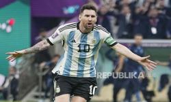 Lionel Messi dari Argentina merayakan setelah mencetak gol pembuka timnya selama pertandingan sepak bola grup C Piala Dunia antara Argentina dan Meksiko, di Stadion Lusail di Lusail, Qatar, Sabtu, 26 November 2022.