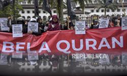 In Picture: Diguyur Hujan, Ratusan Massa Gelar Aksi Bela Alquran