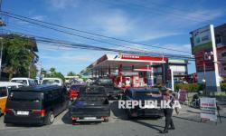 In Picture: Pertamax Langka, Antrean Kendaraan Mengular di SPBU Balikpapan