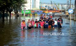 In Picture: Banjir Rob Belum Surut Juga, Aktivitas Pekerja di Pelabuhan Tanjung Emas Terhambat