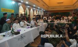 Ketua Umum PBNU KH Yahya Cholil Staquf memberikan keterangan usai melakukan silaturahmi alim ulama di Gedung PBNU, Jakarta, Ahad (23/11/2025). Silaturahmi ini membahas sekaligus meminta masukan dari para kiai dan alim ulama di tengah ramainya isu pemakzulan terhadap Ketua Umum PBNU KH Yahya Cholil Staquf.