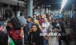 In Picture: Kepadatan Penumpang Arus Balik Mudik Nataru di Stasiun Senen