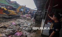 In Picture: Alat Berat Dikerahkan untuk Bersihkan Sisa Banjir di Bojong Kulur