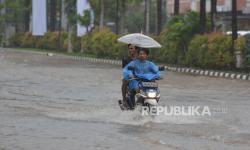 DKI Diperkirakan Hujan Ringan Hingga Petir pada Ahad Siang
