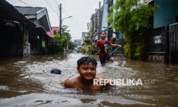 In Picture: Hujan Deras, Permukiman Warga di Tangsel Terendam Banjir