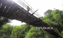 In Picture: Tujuh Tahun Rusak, Jembatan Penghubung Desa di Kalsel Butuh Perhatian Pemerintah