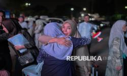 In Picture: Tangis Haru Keluarga Pecah Saat Lepas Keberangkatan Jamaah Haji ke Tanah Suci