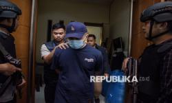 In Picture: Markas Judi Online Berkedok Toko Kain di Bandung Digrebek Polisi