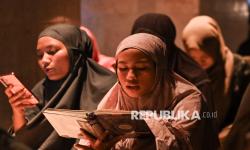 Sejumlah umat Islam membaca Alquran surat Yasin pada Malam Nisfu Syaban di Masjid Istiqlal, Jakarta, Senin (2/2/2026). Malam Nisfu Syaban momentum spiritual bagi umat Islam untuk muhasabah atau instropeksi diri dalam menyambut datangnya bulan suci Ramadhan 1447 H. 