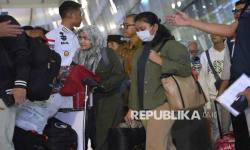 In Picture: WNI yang Dievakuasi dari Iran Tiba di Tanah Air