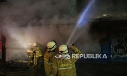 Gulkarmat Jakbar Padamkan Api yang Bakar Tempat Karaoke di Tamansari