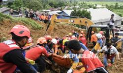 In Picture: Bencana Longsor Terjang Rumah Warga di Samarinda