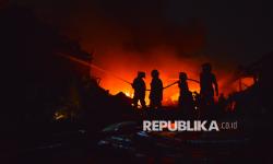 In Picture: 20 Unit Mobil Damkar Dikerahkan untuk Padamkan Kebakaran Pabrik Karet di Padang 
