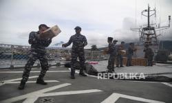 In Picture: TNI AL Kirim KRI untuk Distribusikan Bantuan Warga Terdampak Erupsi Gunung Ruang