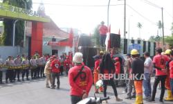 Dijaga Polisi, Aksi Pra-Mayday Buruh di Indramayu Berlangsung Kondusif