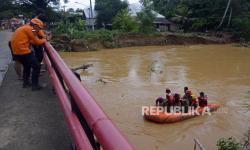 Tim SAR Susuri Sungai Mencari Korban Banjir yang Hilang di Luwu