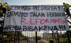 In Picture: Aksi Mahasiswa Tolak Rancangan KUHP di Gedung Parlemen RI (2)