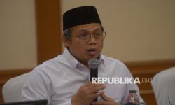 Katib Syuriyah PBNU KH Sarmidi Husna memberikan keterangan terkait dinamika di lingkungan PBNU di Jakarta, Kamis (27/11/2025). Dalam kesempatan tersebut Katib Syuriyah PBNU KH Sarmidi Husna menegaskan bahwa Surat Edaran PBNU Nomor 4785/PB.02/A.II.10.01/99/11/2025 terkait pemberhentian KH Yahya Cholil Staquf (Gus Yahya) sebagai Ketua Umum PBNU adalah sah dan benar. Surat Edaran itu merupakan tindak lanjut dari keputusan Rapat Harian Syuriyah PBNU pada Kamis (20/11/3025) kemarin. KH Sarmidi Husna juga menambahkan, apabila ada pihak yang keberatan terhadap keputusan tersebut, PBNU membuka ruang penyelesaian melalui mekanisme yang berlaku, yakni melalui persidangan Majelis Tahkim.