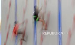 Ilustrasi. Atlet panjat tebing beradu cepat dalam nomor speed world record perorangan putra cabang panjat tebing PON XX Papua di Arena Panjat Tebing SP 2, Kabupaten Mimika, Papua.