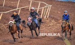 In Picture: Puluhan Joki Ramaikan Pacuan Kuda Tradisional Cibogo