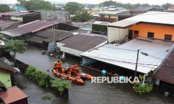 In Picture: Ribuan Warga Makassar Mengungsi Akibat Banjir