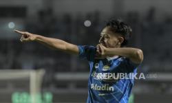 Persib Semakin Kokoh di Puncak Klasemen Liga 1 Usai Bungkam Semen Padang 4-1  