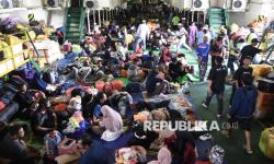 In Picture: Kepadatan Penumpang Arus Mudik Nataru di Pelabuhan Samarinda