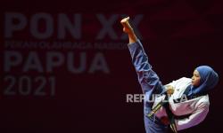 Atlet taekwondo DKI Jakarta Ranindya memperagakan gerakan saat bertanding di nomor Poomsae perorangan putri PON Papua di GOR Politeknik Penerbangan Kayu Batu, Kota Jayapura, Papua, Ahad (3/10/2021). 