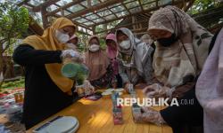 In Picture: Puluhan Ibu-ibu Belajar Pemanfaatan Limbah Rumah Tangga