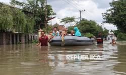 In Picture: Banjir di Jombang Meluas, Warga Mengungsi di Kolong Jembatan Layang