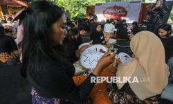 In Picture: Mengisi Waktu Ngabuburit dengan Belajar Membatik